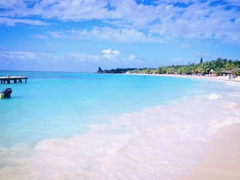 West Bay beach and clear Caribbean water on Roatan, Honduras